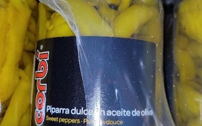 Varios botes de las piparras CORBÍ afectadas por la alerta alimentaria.