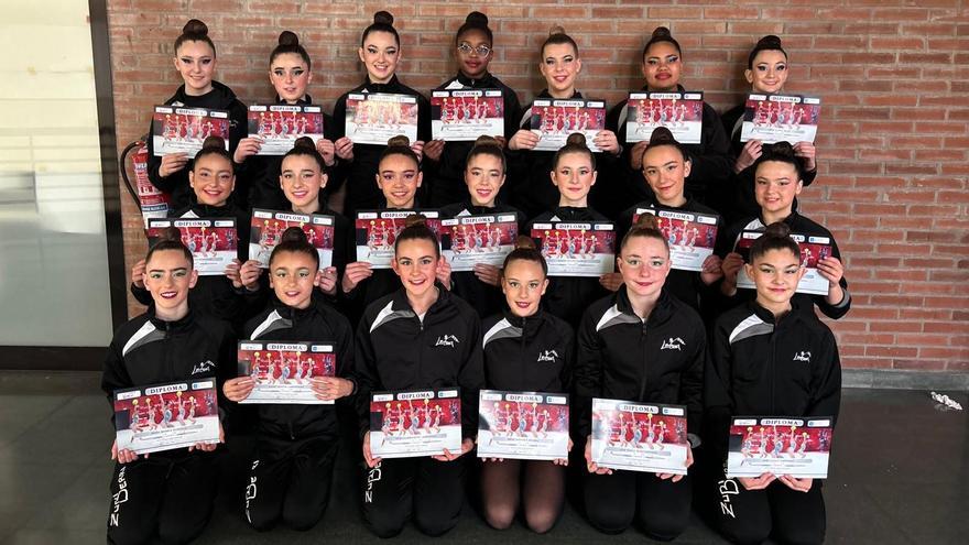 El combinado de Zubiberri, con los diplomas que recibieron en Azpeitia.