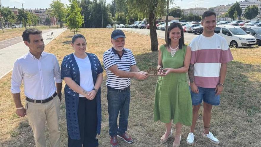 Presentación de la escultura que se instalará junto al aparcamiento de TADU