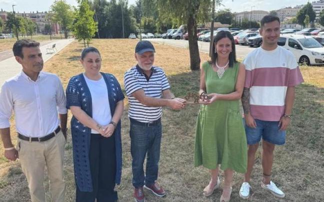 Presentación de la escultura que se instalará junto al aparcamiento de TADU
