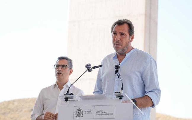 El ministro de Transportes y Movilidad Sostenible, Óscar Puente, durante una rueda de prensa en Almería / EP El ministro de Transportes y Movilidad Sostenible, Óscar Puente, durante una rueda de prensa en Almería