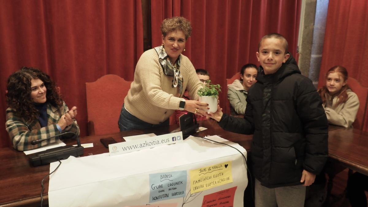 Los miembros del foro entregaron una planta de orégano a Ana Azkoitia como símbolo de la necesidad de que los adultos escuchen a los más jóvenes, al ser una planta tradicionalmente vinculada a la salud del oído.