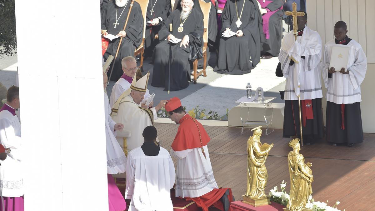 El Papa Francisco nombra cardenal al arzobispo de Madrid, Jose Cobo (d) en la basílica vaticana de San Pedro.