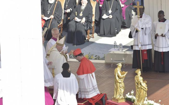 El Papa Francisco nombra cardenal al arzobispo de Madrid, Jose Cobo (d) en la basílica vaticana de San Pedro.