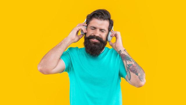 Un hombre escucha una canción con unos auriculares. / Freepik Un hombre escucha una canción con unos auriculares.