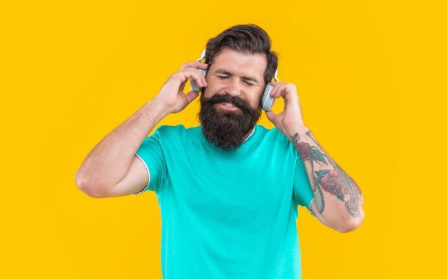Un hombre escucha una canción con unos auriculares. / Freepik Un hombre escucha una canción con unos auriculares.