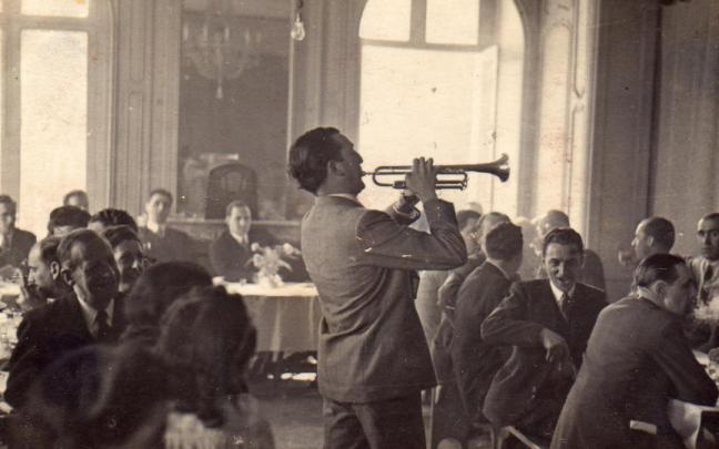 Txomin Letamendi tocando la trompeta en París a finales de los años 30; al fondo, sentado y escuchando, el lehendakari José Antonio Agirre. / Sabino Arana Fundazioa Txomin Letamendi tocando la trompeta en París a finales de los años 30; al fondo, sentado y escuchando, el lehendakari José Antonio Agirre.