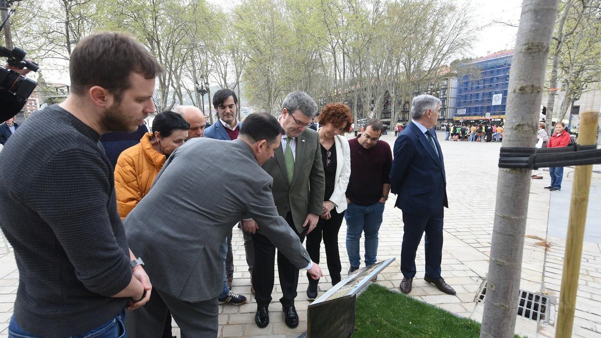 La corporación municipal ha estado presente en el acto de inauguración de esta placa conmemorativa.