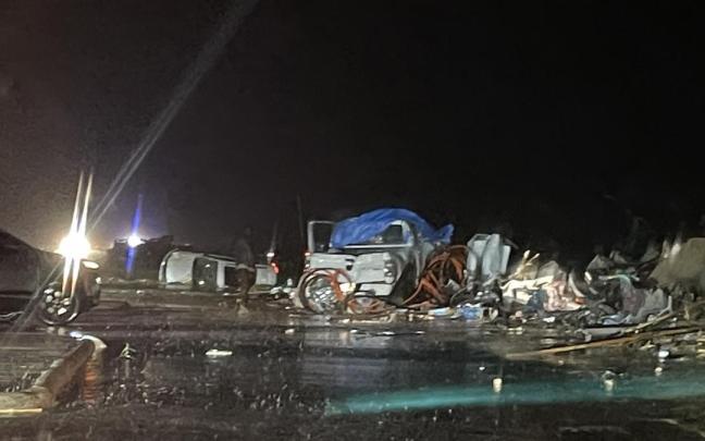Destrozos provocados por el tornado.