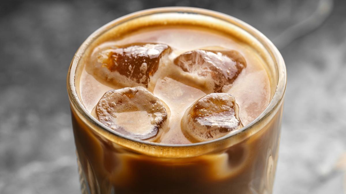 Los hielos pequeños facilitarán que el café se enfríe más rápido.