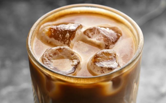 Los hielos pequeños facilitarán que el café se enfríe más rápido. Los hielos pequeños facilitarán que el café se enfríe más rápido.