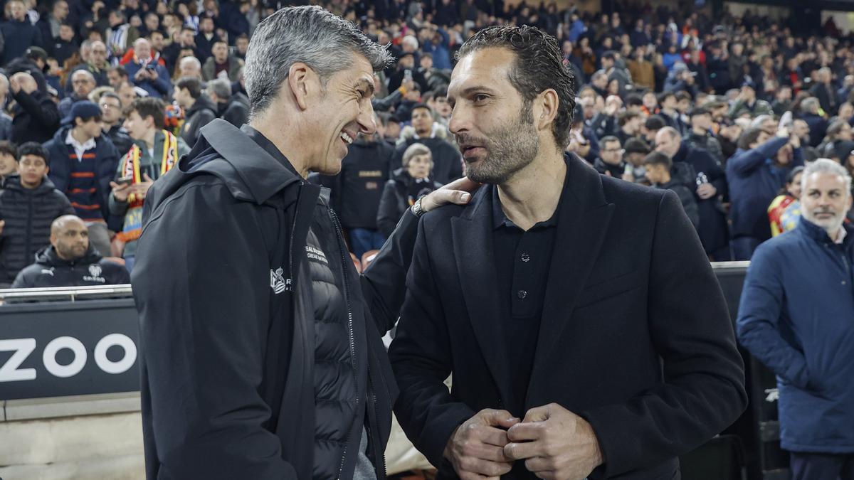 Los entrenadores de la Real Sociedad, Imanol Alguacil (i), y del Valencia, Rubén Baraja, se saludan antes de inicio de un encuentro