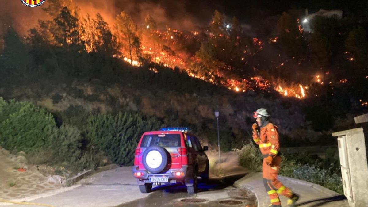 El incendio forestal en Montitxelvo (Valencia), en imágenes