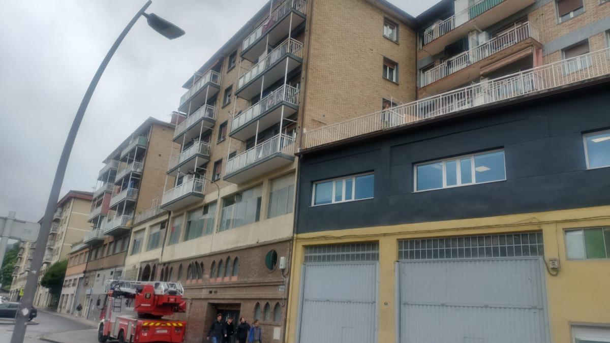 Efectivos de bomberos, servicios sanitarios, Ertzaintza y Policía Municipal se han desplazado hasta el lugar para sofocar el fuego y evacuar a la mujer atrapada en el balcón.