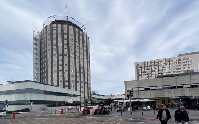 Fachada y zonas exteriores del Hospital de la Paz de Madrid.