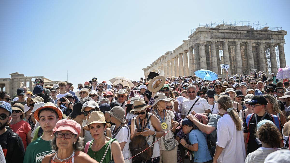 Miles de turistas visitando la Acrópolis.
