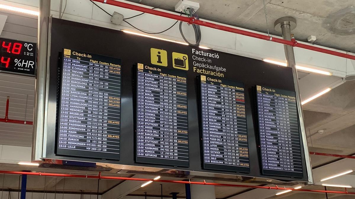 Panel de vuelos de un aeropuerto.