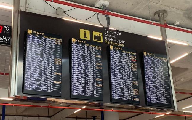 Panel de vuelos de un aeropuerto.