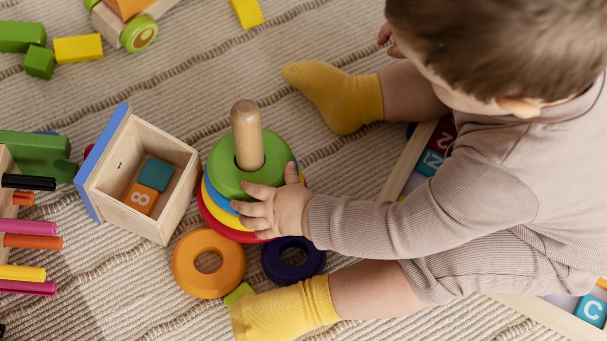 Un bebé jugando en una guardería.