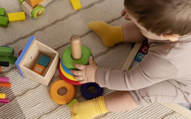 Un bebé jugando en una guardería.