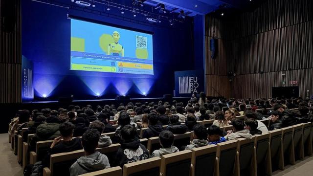 Ikasleei zuzendutako 'Don't be Dummy! Zuk ez duzu ordezkorik' bide hezkuntzako programa egin dute Gasteizen.