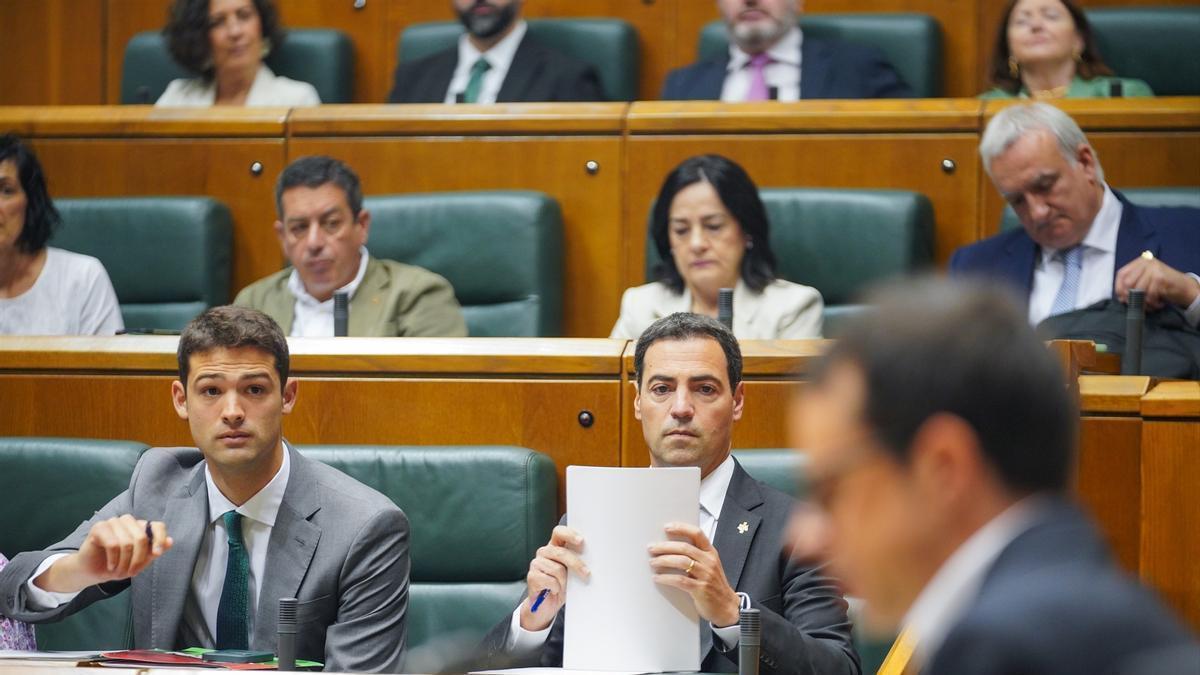 Imanol Pradales y Joseba Díez Antxustegi en el pleno de designación del lehendakari del Gobierno Vasco.