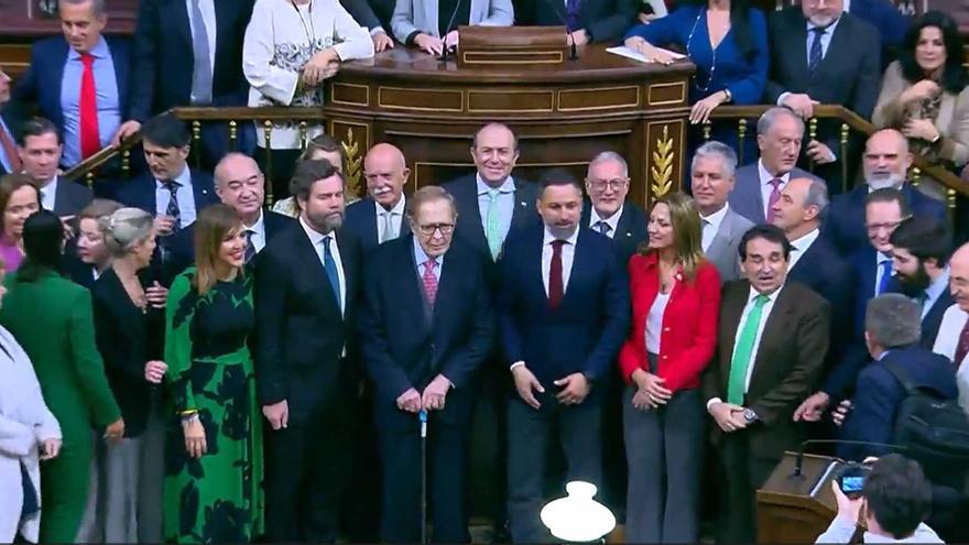 Tamames se despide del Congreso posando con los diputados de Vox