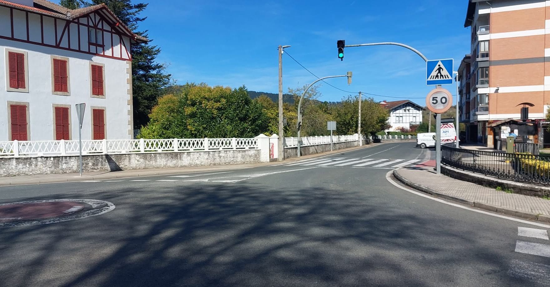 Tramo de la travesía de Artziniega en la carretera A 624, entre Arenaza y Ayuntamiento