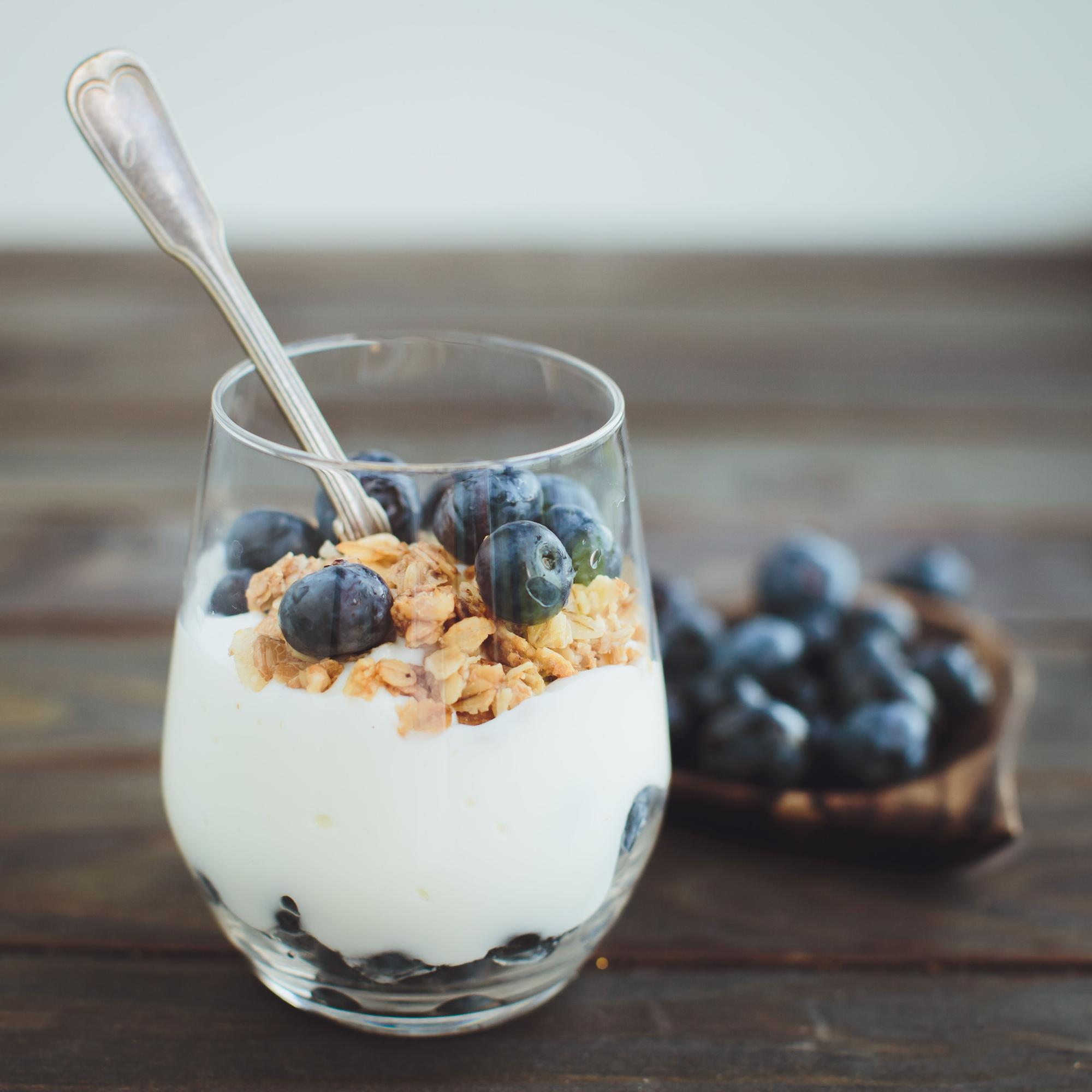 Yogur con granola y arándanos.