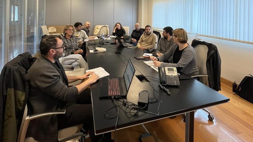 Representantes municipales en una reunión comarcal sobre movilidad.