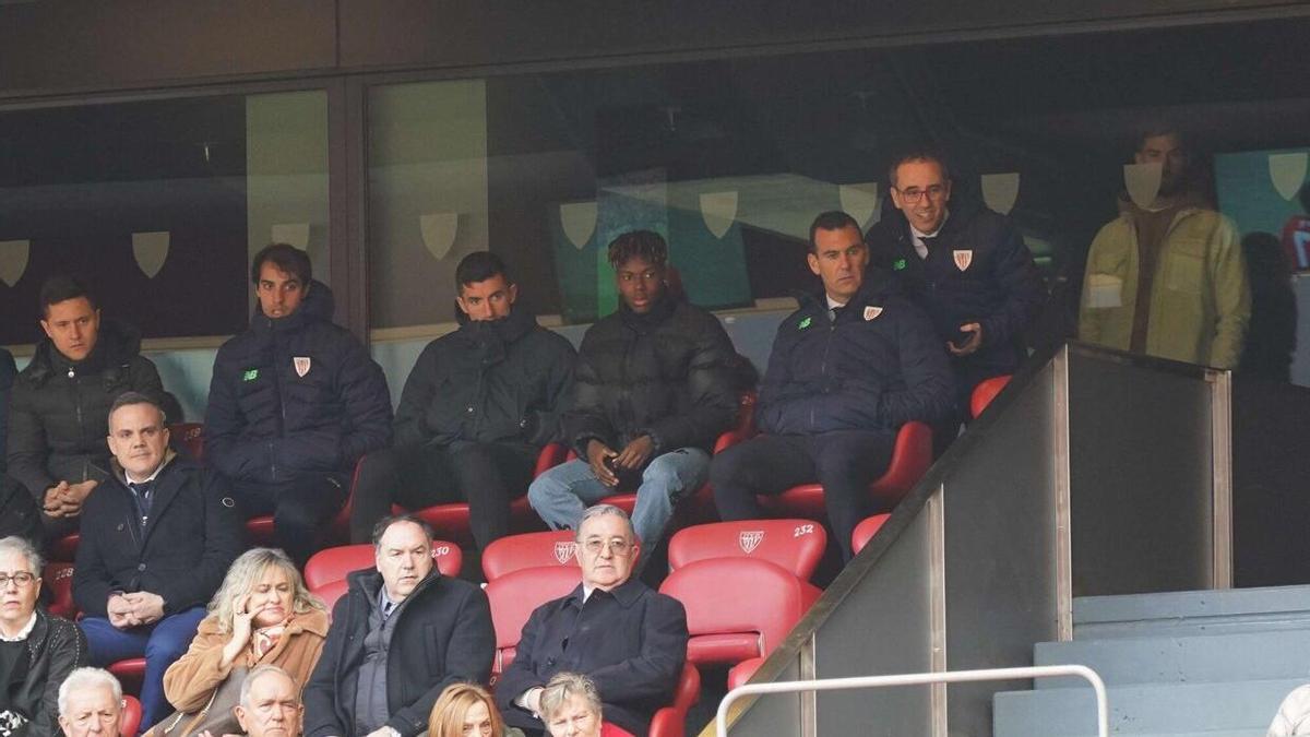 Nico Williams, en el palco en el partido ante el Girona.