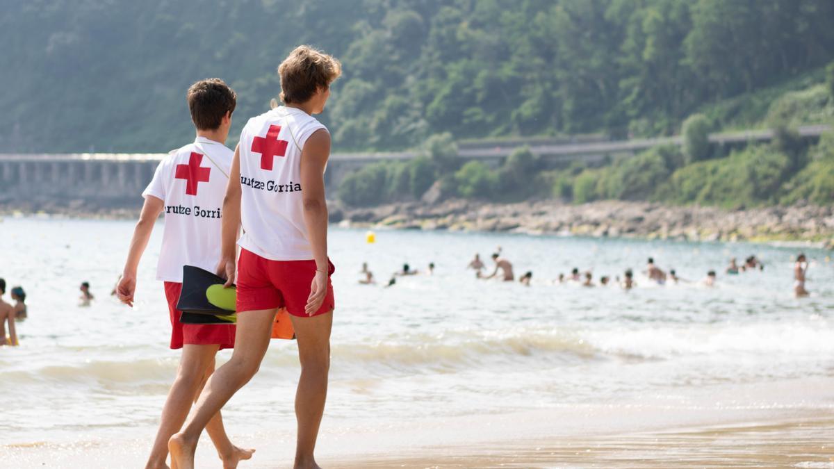 Dos socorristas de la Cruz Roja vigilan una playa de Gipuzkoa.