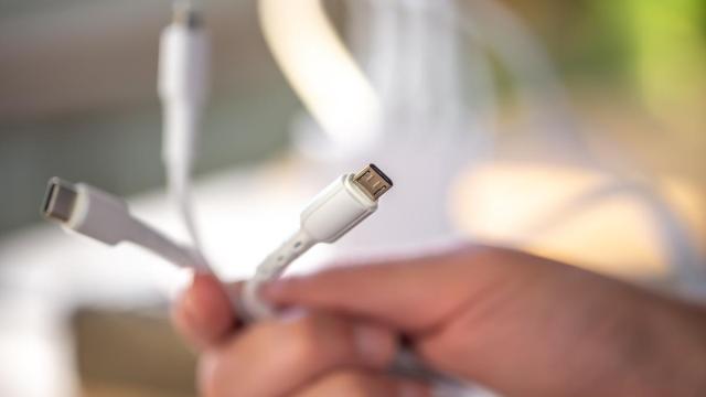 Un montón de enchufes para diferentes tipos de conectores.