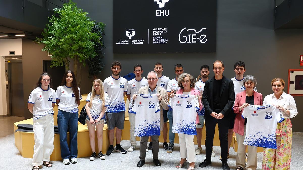 Agintarien eta Motostudent proiektuko taldearen argazkia, ekimena ezagutu ondoren | Argazkia: EHU