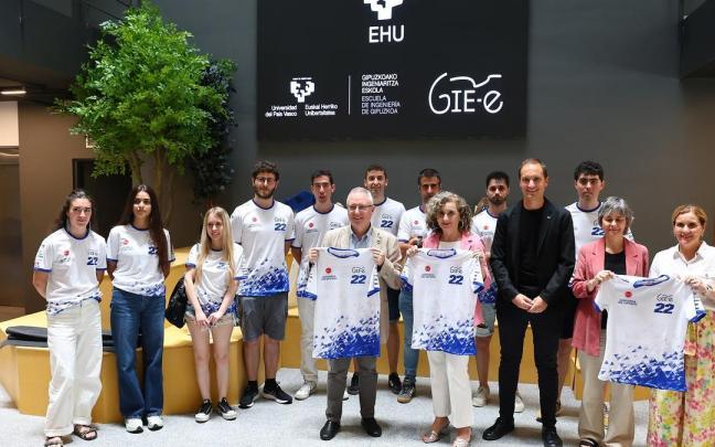 Agintarien eta Motostudent proiektuko taldearen argazkia, ekimena ezagutu ondoren | Argazkia: EHU