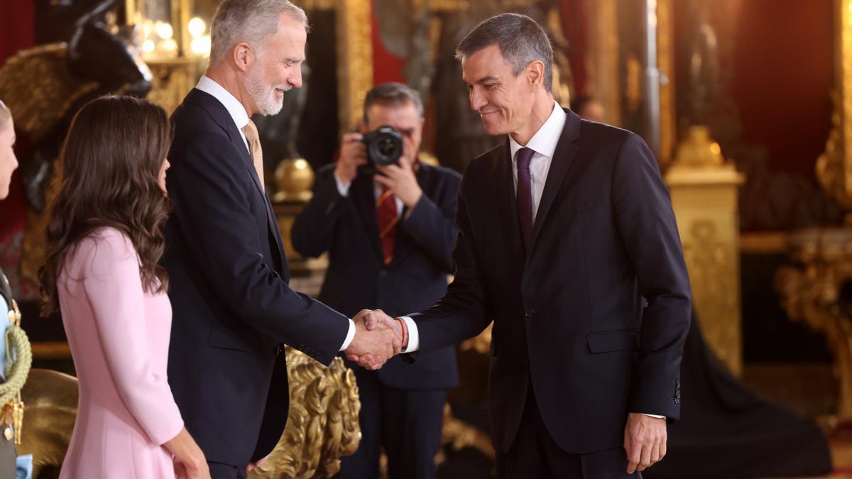 Felipe VI, la reina Letizia y el presidente del Gobierno y secretario general del PSOE, Pedro Sánchez.