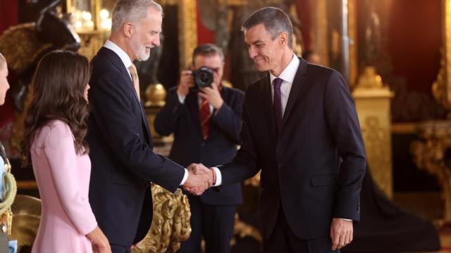 Felipe VI, la reina Letizia y el presidente del Gobierno y secretario general del PSOE, Pedro Sánchez.