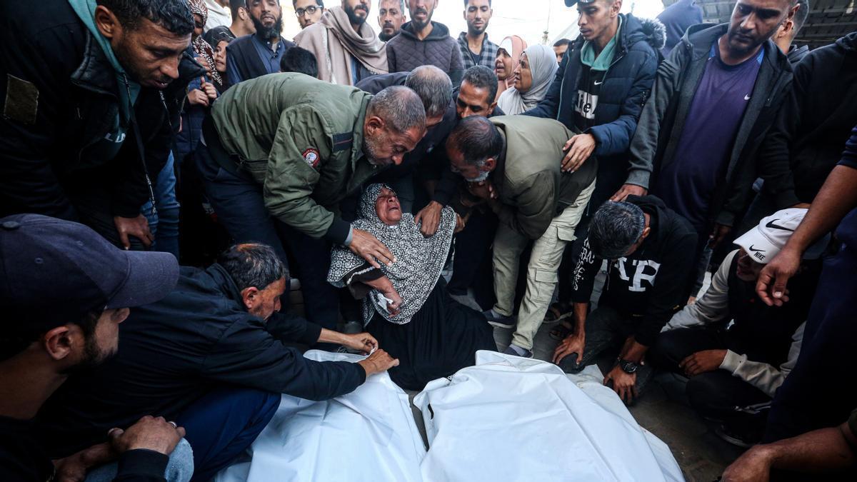 Un grupo de palestinos llora a sus seres queridos asesinados en un ataque israelí en Deir El Balah.