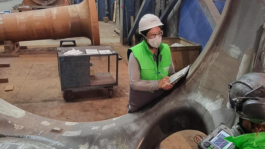 Estibaliz Aseguinolaza supervisando el trabajo dentro de la planta de Agurain.