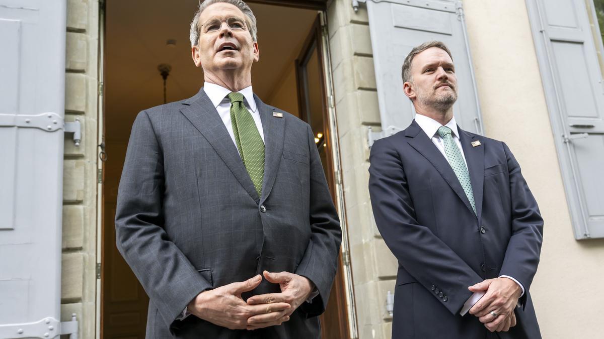 Los miembros de la delegación estadounidense en las conversaciones con China