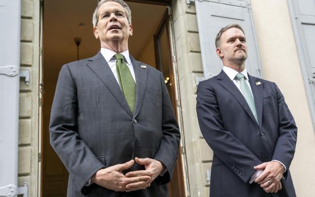 Los miembros de la delegación estadounidense en las conversaciones con China