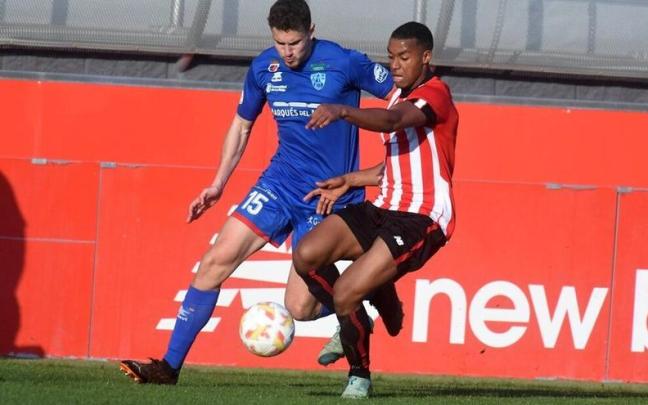 El rojiblanco Quicala Bari intenta superar la marca del visitante Joan Rojas.