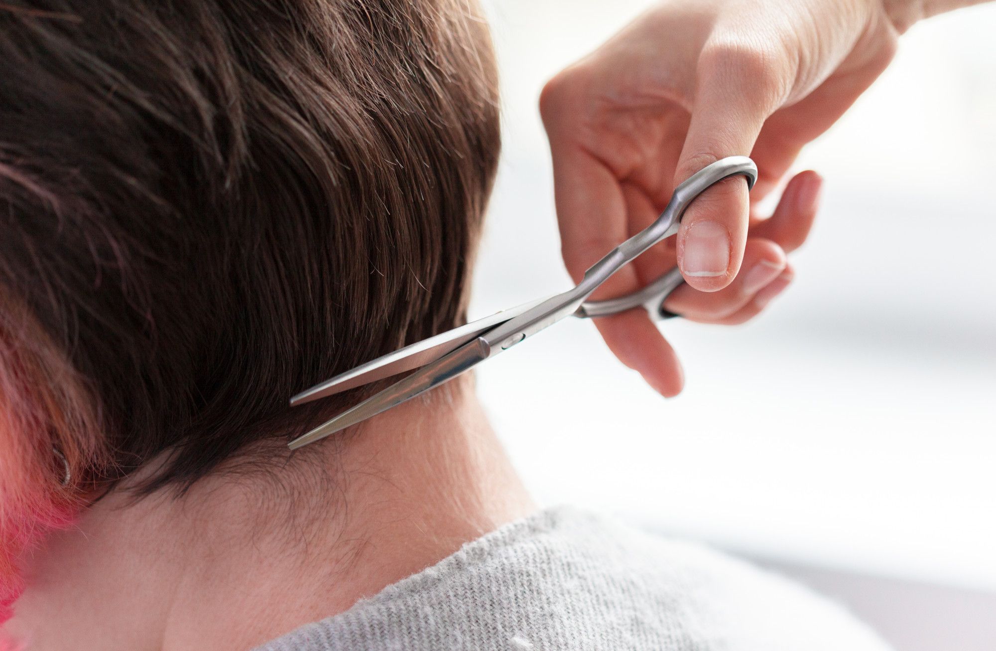 Corte de pelo en seco con tijera.