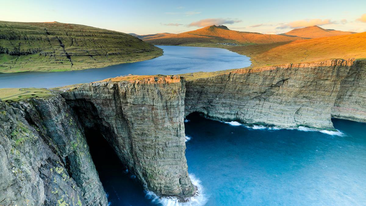 El lago sobre el océano de las islas Feroe.