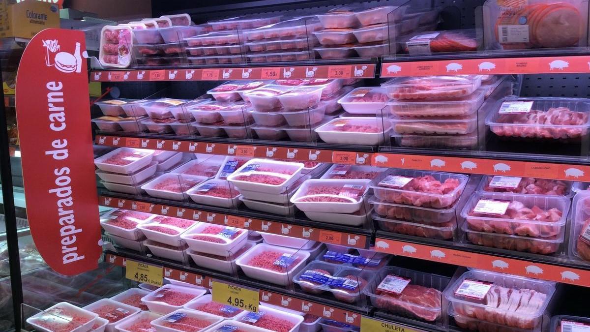 Un estante con carne en un supermercado.