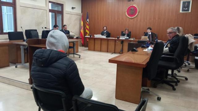 El acusado de violar a su hija niega los hechos y cree que contagió una enfermedad venérea accidentalmente en la ducha