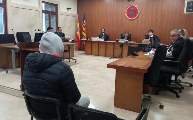 El acusado de violar a su hija niega los hechos y cree que contagió una enfermedad venérea accidentalmente en la ducha