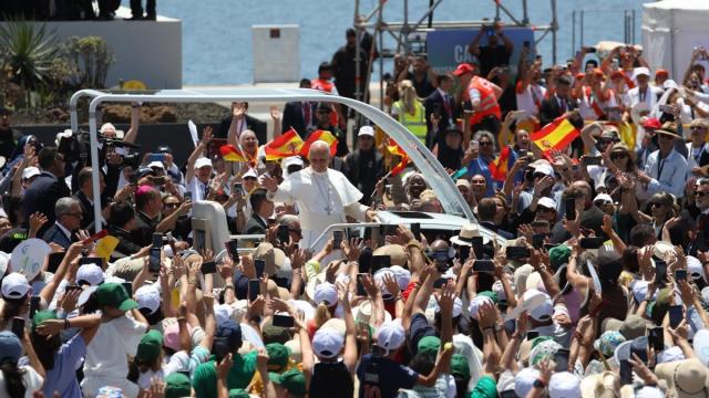 El Papa llega en papamóvil para presidir la celebración de la Santa Misa multitudinaria, en Santa Cruz de Tenerife.
