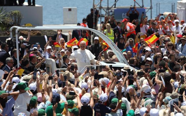 El Papa llega en papamóvil para presidir la celebración de la Santa Misa multitudinaria, en Santa Cruz de Tenerife.