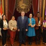 Juan Mari Aburto posa esta mañana en compañia de las seis mujeres migrantes reconocidas. / BORJA GUERRERO